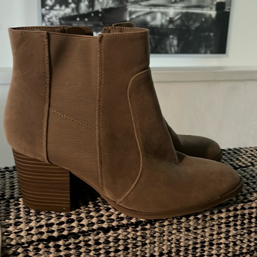 Universal threads size 9 1/2 tan good condition never worn